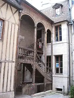 Cour intérieure, l'escalier.