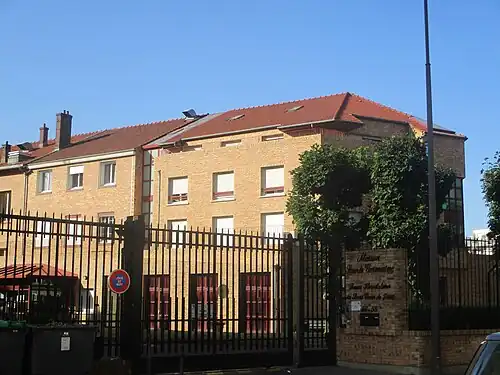 No&nbsp;56 : entrée de la maison Sainte-Germaine.