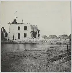 Redoute prissienne à côté d'une maison bombardée, sur le Canal.