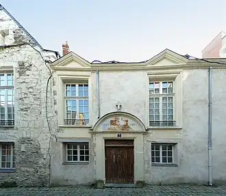  Photographie d'une façade d'une vieille maison, basse, en tuffeau.