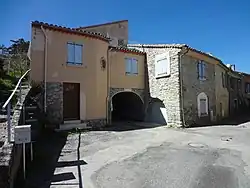 Les murs d’une maison sont faits de galets