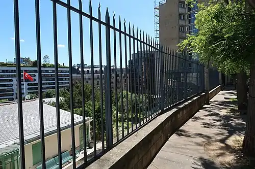 Grilles surplombant le jardin.