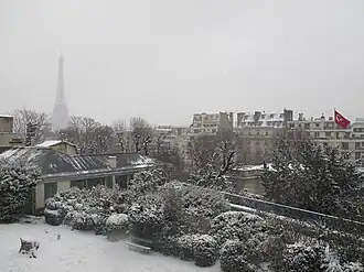 Le jardin sous la neige (à droite, drapeau de l'ambassade de Turquie).