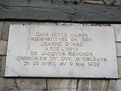 Plaque commémorative sur la porte d'entrée.