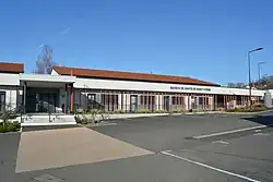 Le bâtiment de la maison de santé est situé derrière les espaces de stationnement