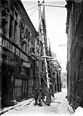 La dépose des statuts de la façade de la Maison des musiciens, photographiée par Max Sainsaulieu en décembre 1917