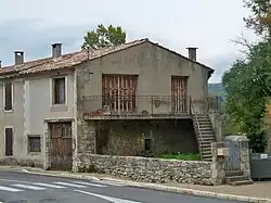 Maison à pontin à l'entrée de Céreste, sa construction date du milieu du XXe&nbsp;siècle.