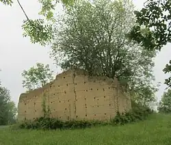 Ruines d'une maison en pisé avec les fameux trous de boulin