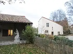 Entrée du musée voisin.