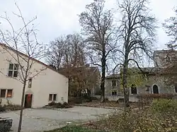 Lieu entre église et maison, où Jeanne entend et voit ses premières apparitions en 1420.