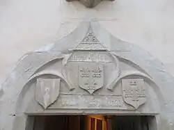 Linteau de la porte d'entrée : l'écu central renvoie à la couronne de France. Les écussons inférieurs évoquent le couple Nicole Thiesselin et de Claude du Lys, petit-fils du frère aîné de Jeanne (armoiries de la famille d'Arc).