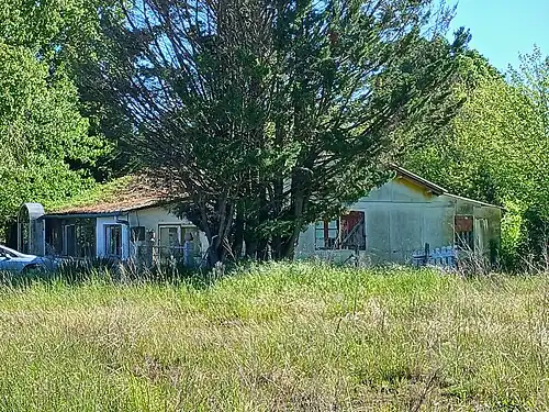 Ancienne maison de prostitution dans la forêt face à l'entrée du camp à Retjons.