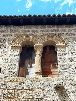 Détail de la fenêtre géminée.