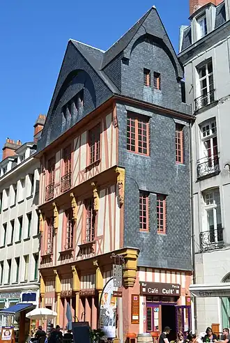 La maison des Apothicaires, place du Change.