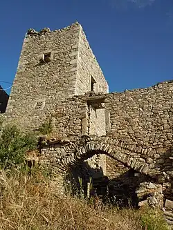 Une maison-tour en ruine.