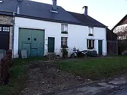 Ancienne fermette avec son usoir.