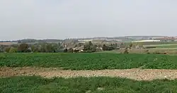 Vue du village blotti au fond de la vallée de l'Omignon.