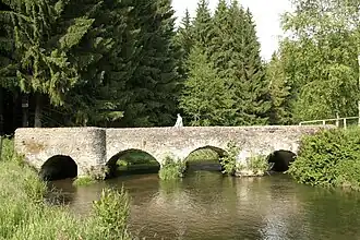 Le pont Marie-Thérèse (XVIIIe&nbsp;siècle) sur la Lesse.