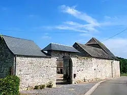 Vieille ferme en carré.