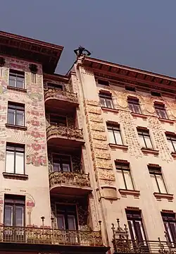 La travée de balcons qui sépare la Majolikahaus et la Musenhaus.