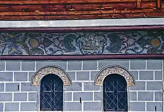 Détail des décorations de la maçonnerie extérieure.