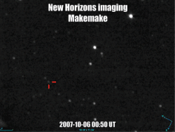 Succession d'images montrant un petit point sombre désigné par une flèche rouge se déplaçant devant un fond fixe.