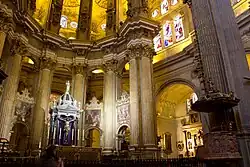 L'abside, maître-autel et chaire.