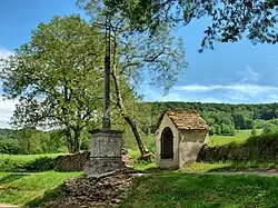Oratoire et croix, route d'Amancey.