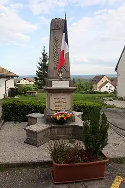 L'ancien monument aux morts.