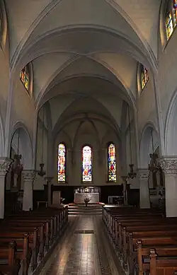 La nef et en arrière-plan le chœur.