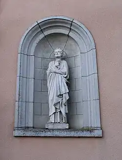 Statue de saint Pierre dans une niche sur la façade.