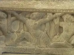 Danseur soulevant une marche menant au Piédestal de Mỹ Sơn E1.