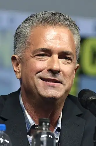 Photo d'un homme aux cheveux grisonnant qui sourit