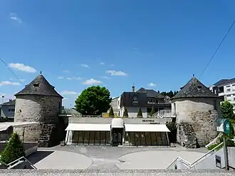 Les deux tours du château de Breniges.