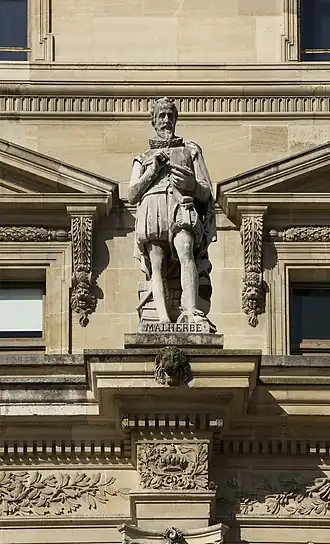 Statue sur l'aile Turgot du palais du Louvre.
