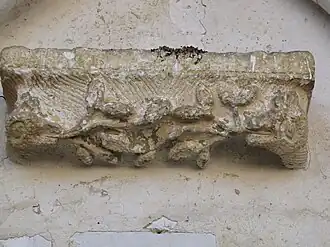 Socle du tympan(statue disparue, probablement une Pietà)