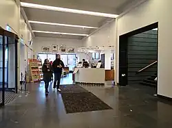 Le foyer du musée avec un escalier menant aux salles d'exposition.