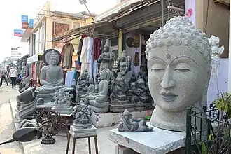 Boutique vendant des statues et sculptures de manufacture locale.