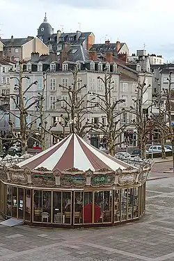 La fontaine et les immeubles XVIIIe de la rue Saint-Martial
