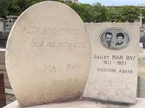 La tombe de Man Ray à Paris au cimetière du Montparnasse : « Unconcerned, but not indifferent ».