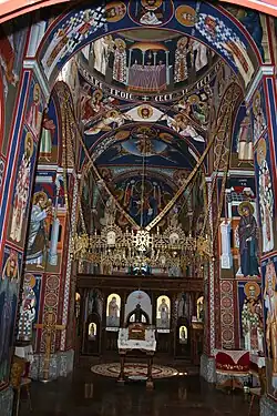 Iconostase et fresques dans l'église.