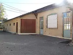 L'école et la salle des fêtes de Manent-Montané.