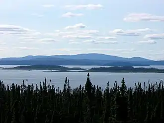 Vue du mont Babel, au centre-droit de la photo, de l'île René-Levasseur et du réservoir Manicouagan.