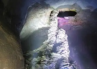 La plus grande stalagmite de lave au monde, grotte de Manjang-gul