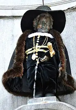 22 juin 2013, Manneken-Pis en habit de bourgmestre des Lignages de Bruxelles qui lui offrent ainsi son 902e&nbsp;costume.