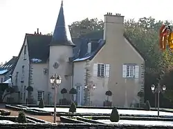 Le manoir de Bourgchevreuil, au centre de la commune.