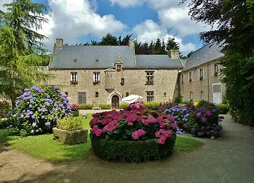 Manoir de Brescanvel : la cour intérieure.
