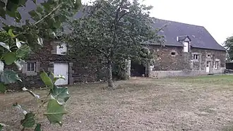 Façade ouest du manoir de la Ville Goyat - porche donnant sur cour fermée en 2020.