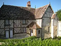 Façade sur douves en eaux vives.