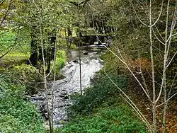 À côté de la mairie de Saint-Laurent-sur-Manoire.